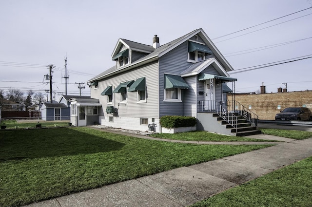 view of front of property featuring a front lawn