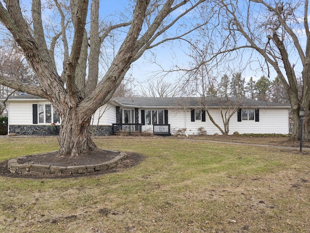 single story home with a front lawn