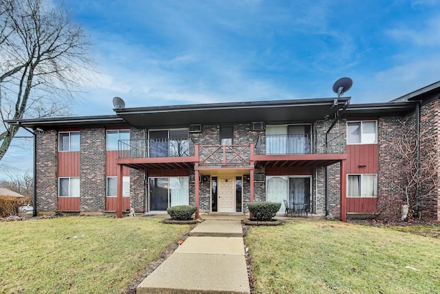 view of front of property featuring a front yard