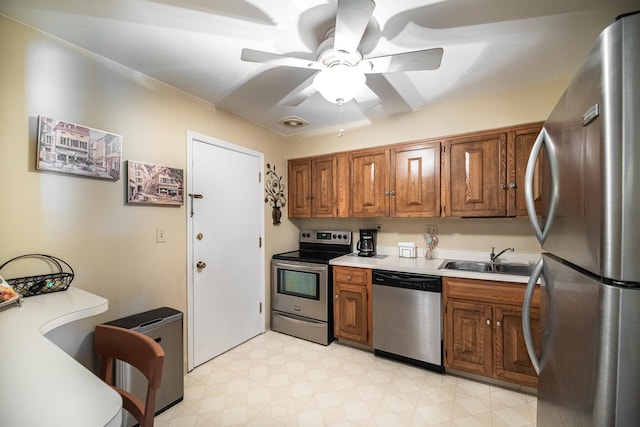 kitchen featuring sink, stainless steel appliances, and ceiling fan