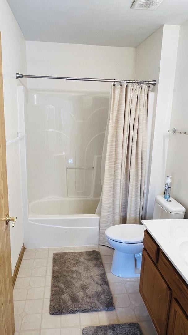 full bathroom featuring shower / tub combo with curtain, vanity, and toilet