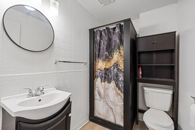 480 E Birch St, Kankakee, IL 60901 - full bath featuring tile walls, vanity, and curtained shower