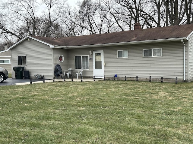 view of front facade featuring a patio area and a front lawn