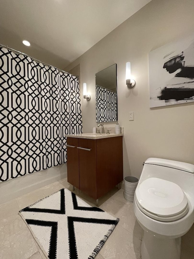 bathroom with a shower with curtain, vanity, and toilet