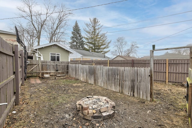 view of yard featuring an outdoor fire pit