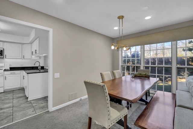 dining area featuring visible vents, recessed lighting, an inviting chandelier, baseboards, and light colored carpet