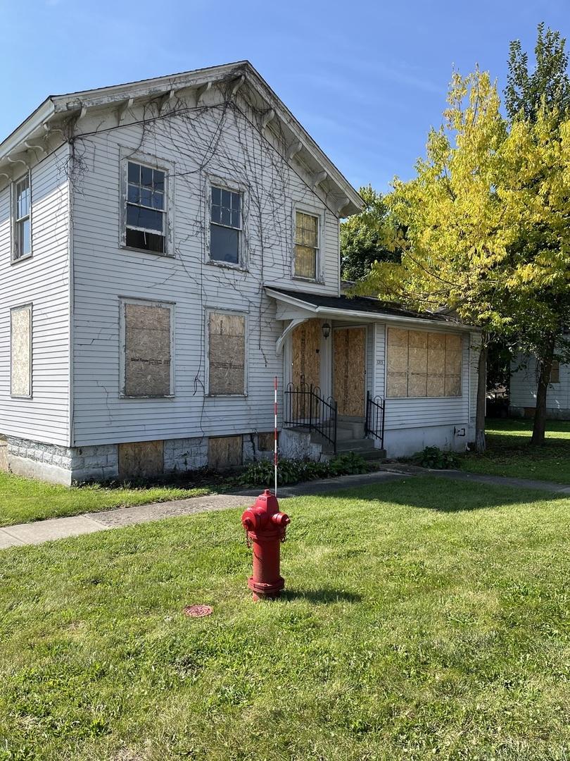 view of front of property featuring a front yard