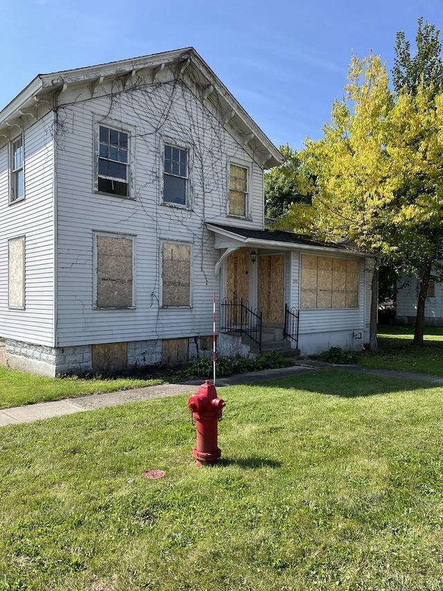 view of front of property featuring a front yard