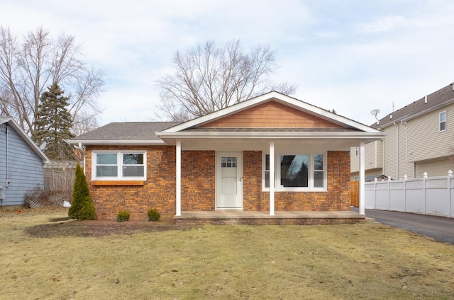 view of front of house featuring a porch and a front lawn