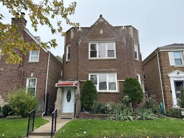 view of front of property featuring a front yard