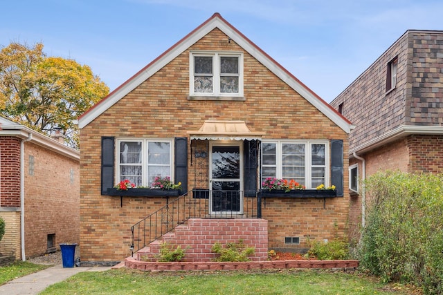 view of front of house featuring a front lawn