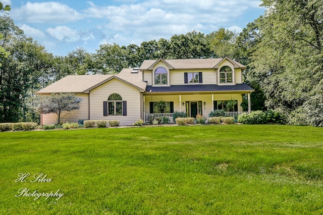 view of front of property featuring a porch and a front yard