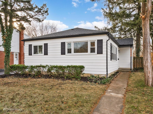 view of front of home featuring a front lawn