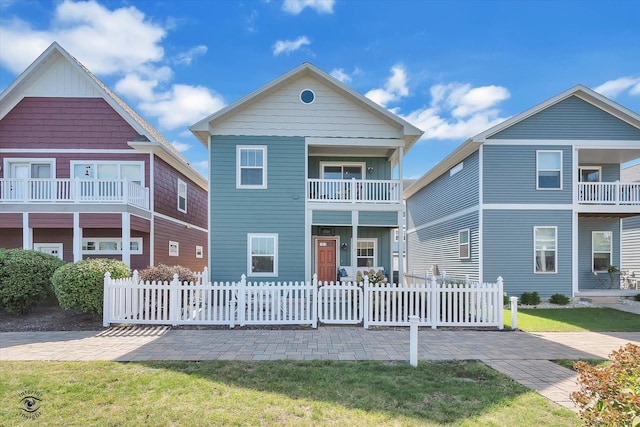 view of front of property featuring a balcony