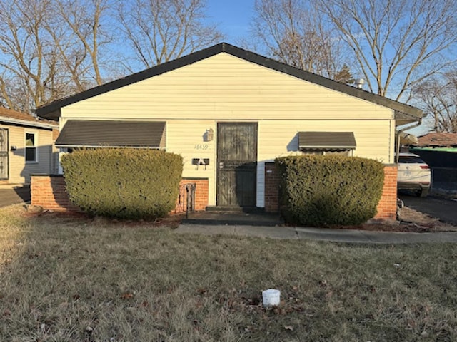 view of front of home with a front yard