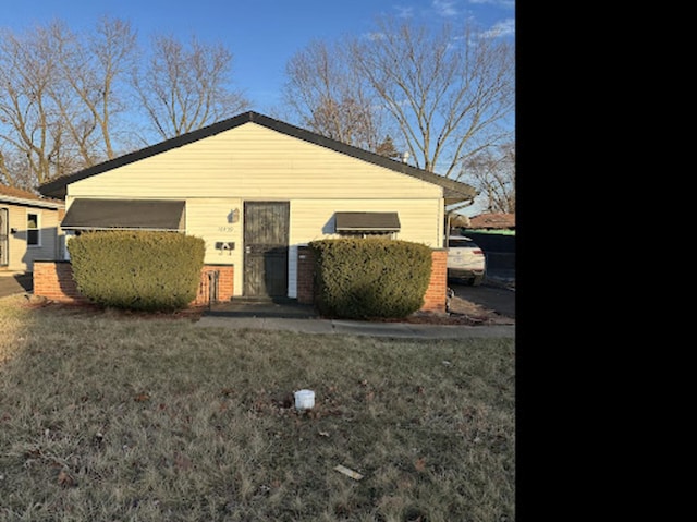 view of front facade with a front yard