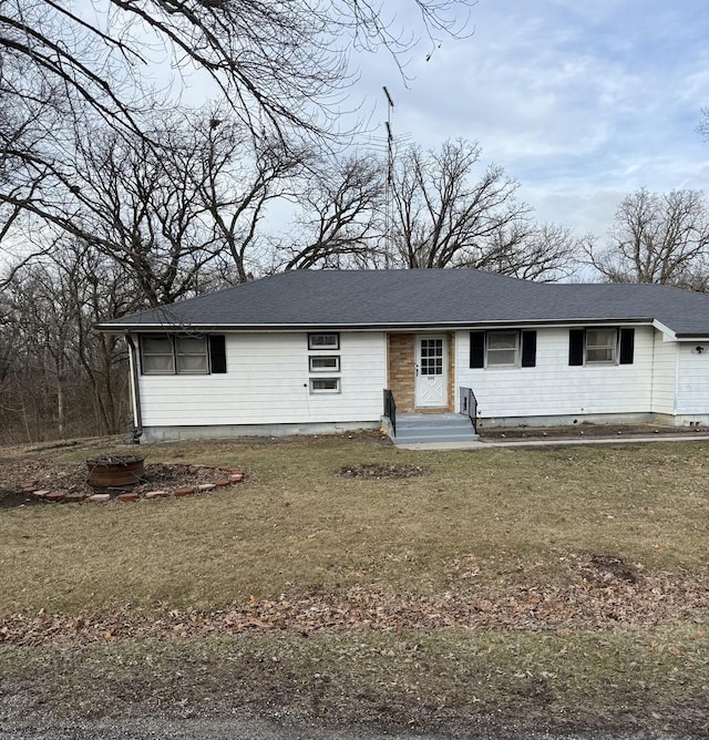 single story home with a front yard