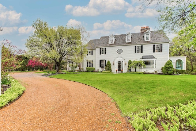 view of front of property featuring a front lawn