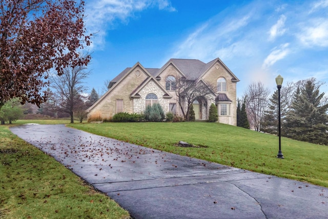 view of front facade featuring a front yard