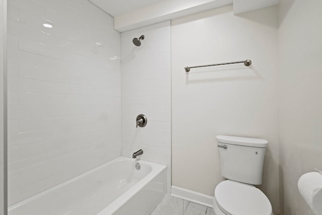 bathroom with tiled shower / bath and toilet