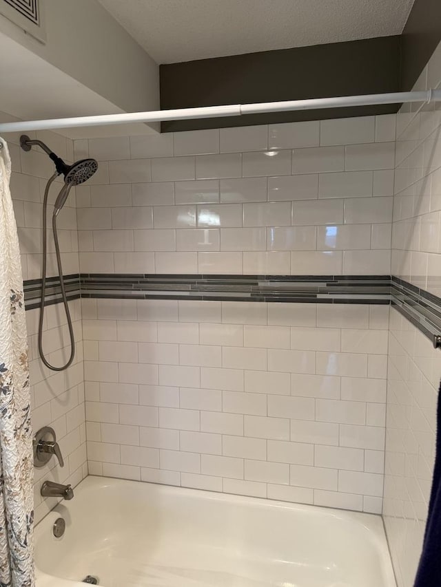 bathroom with tiled shower / bath combo