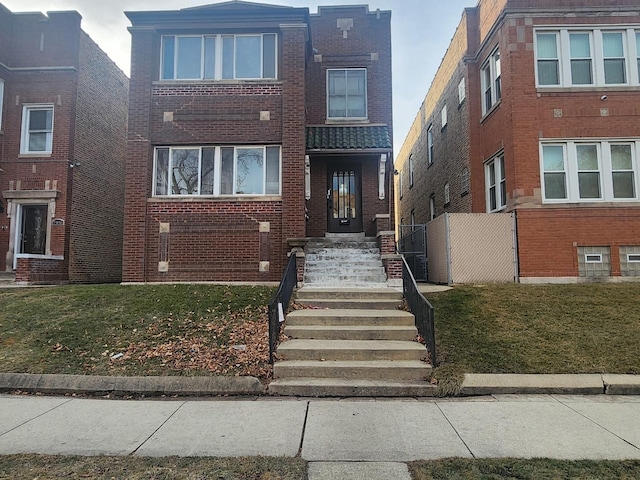 view of front of home featuring a front yard