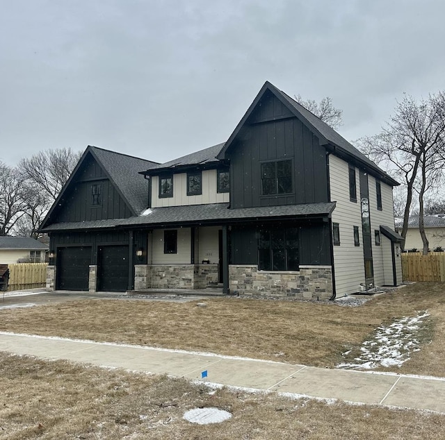 view of front facade featuring a garage