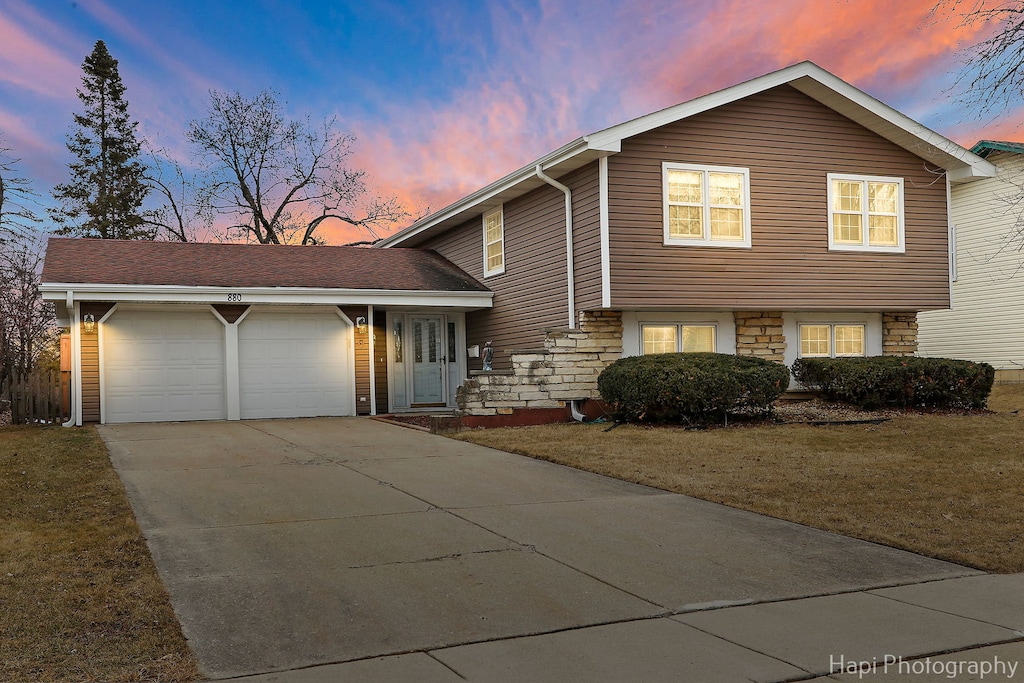 view of front facade with a garage and a yard