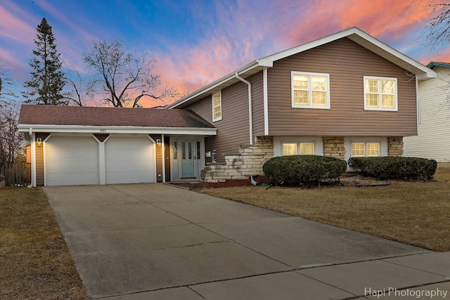 view of front facade with a garage and a yard