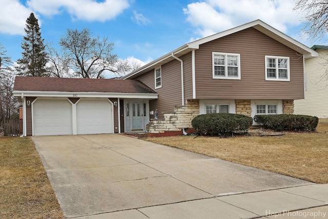 view of front of property featuring a garage and a front yard