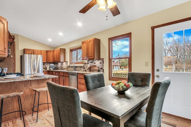 dining area with light wood-style floors, vaulted ceiling, a ceiling fan, and recessed lighting