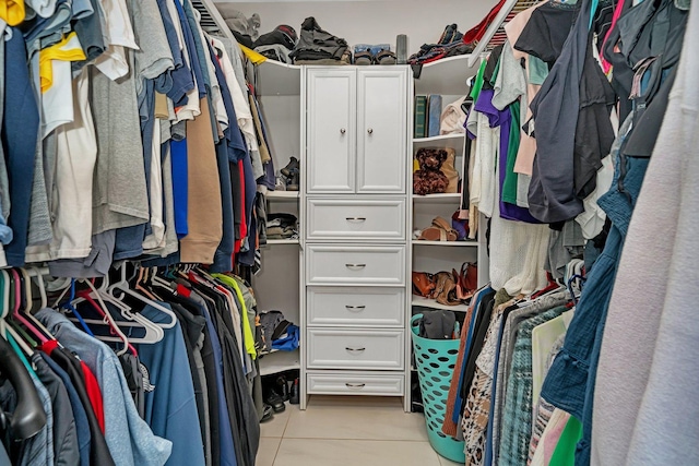 walk in closet featuring light tile patterned floors