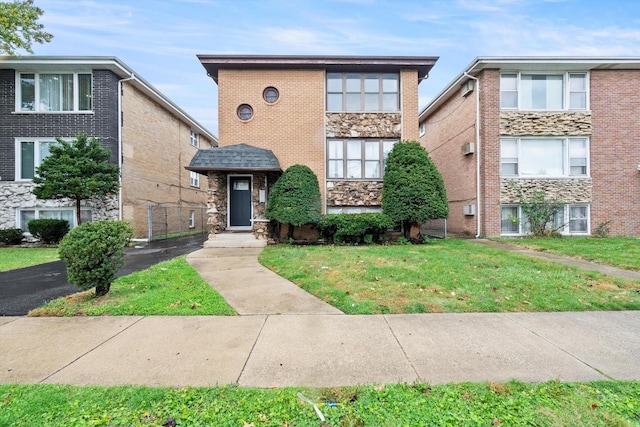 view of front of house featuring a front lawn