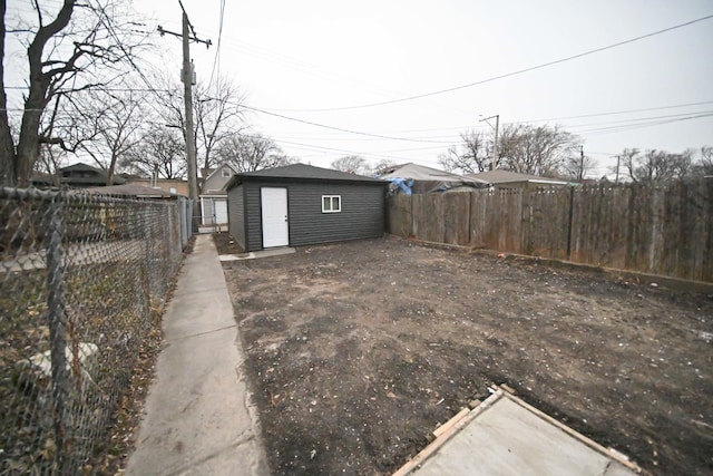 view of yard featuring an outdoor structure