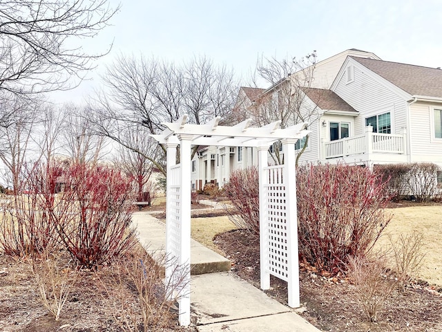 view of yard featuring a pergola