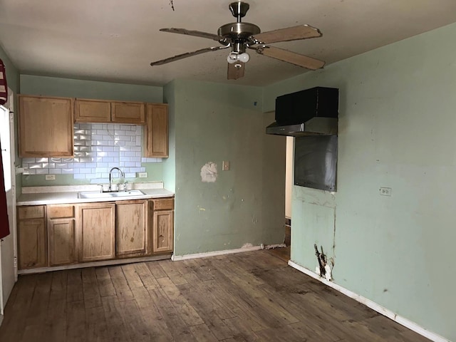 kitchen with ceiling fan, sink, backsplash, and dark hardwood / wood-style floors