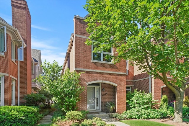 view of front facade featuring brick siding