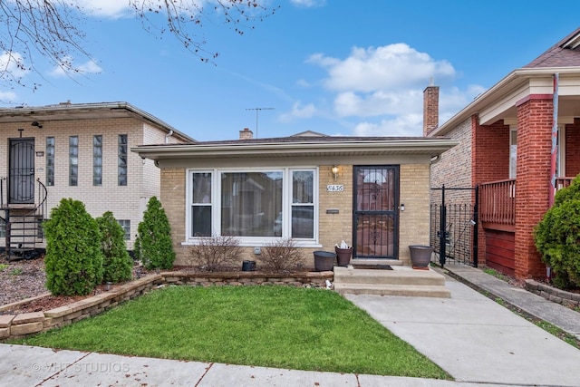 view of front of property featuring a front yard