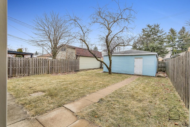 view of yard with an outbuilding