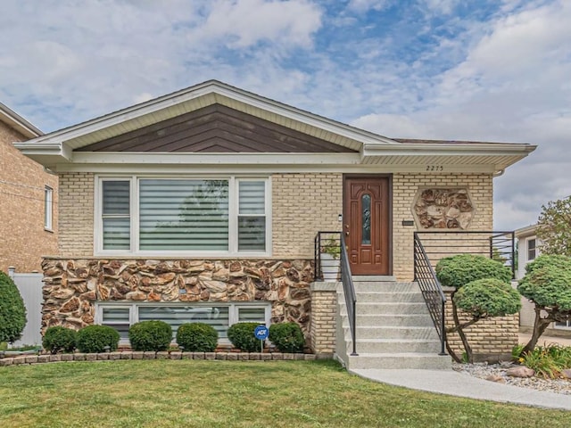 view of front of property with a front yard