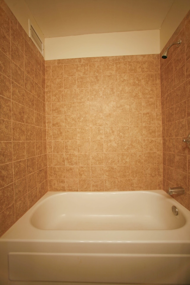 bathroom with tiled shower / bath