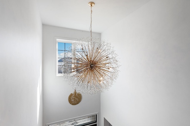 room details featuring a notable chandelier