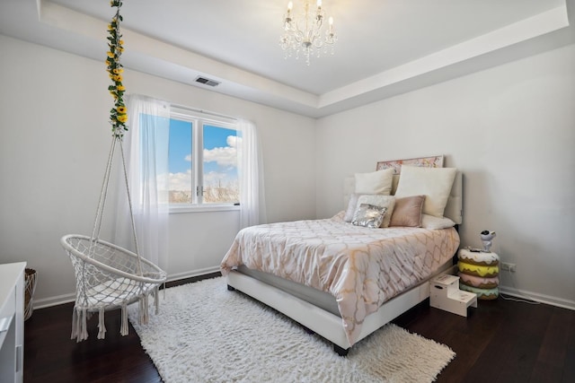 bedroom featuring dark wood-style floors, visible vents, baseboards, and an inviting chandelier