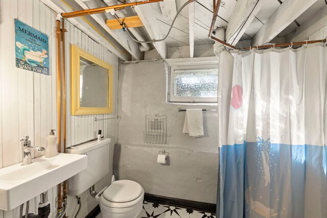 full bathroom with toilet, curtained shower, and a sink