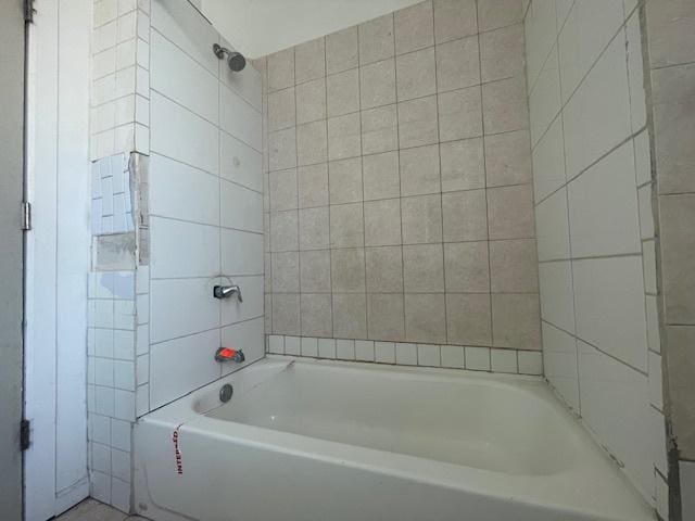 bathroom featuring tiled shower / bath