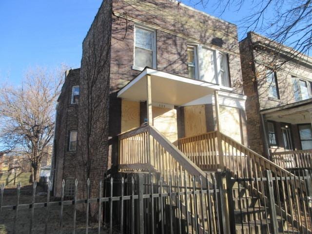 view of front of property featuring a balcony