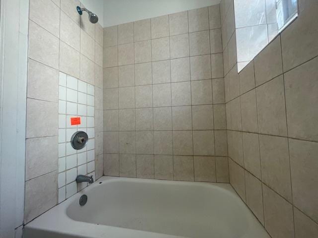 bathroom with tiled shower / bath