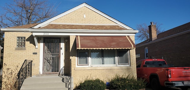 view of front facade featuring brick siding