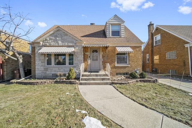 view of front of house featuring a front lawn