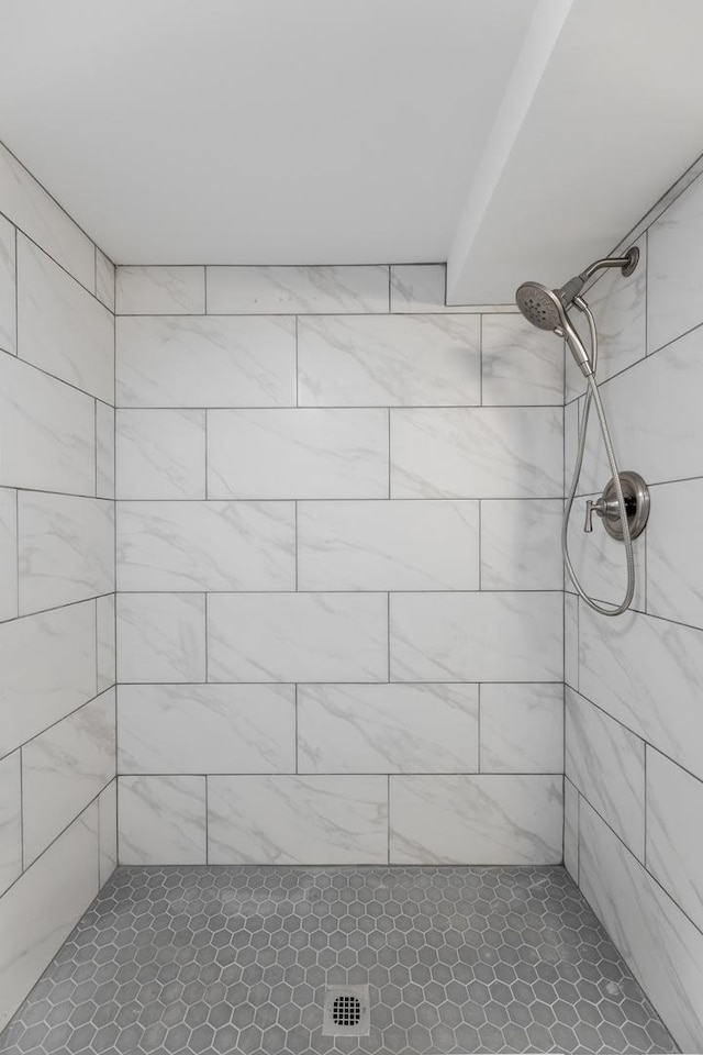 bathroom featuring a tile shower